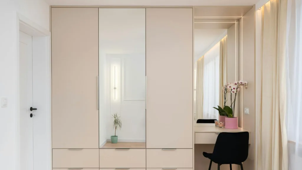 Ubahsuai Kabinet Pakaian (Wardrobe)